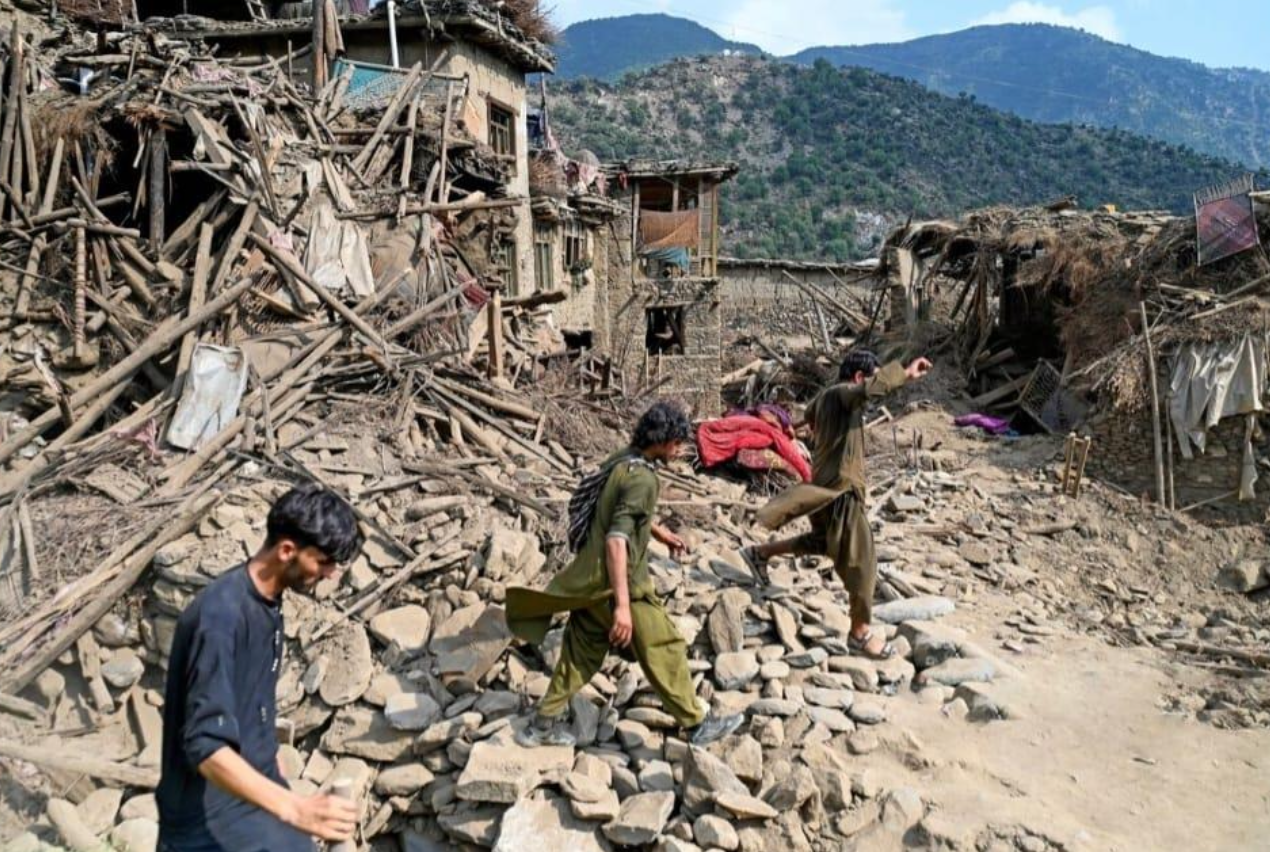 Afganistan’da kadınlar hâlâ  enkaz altında