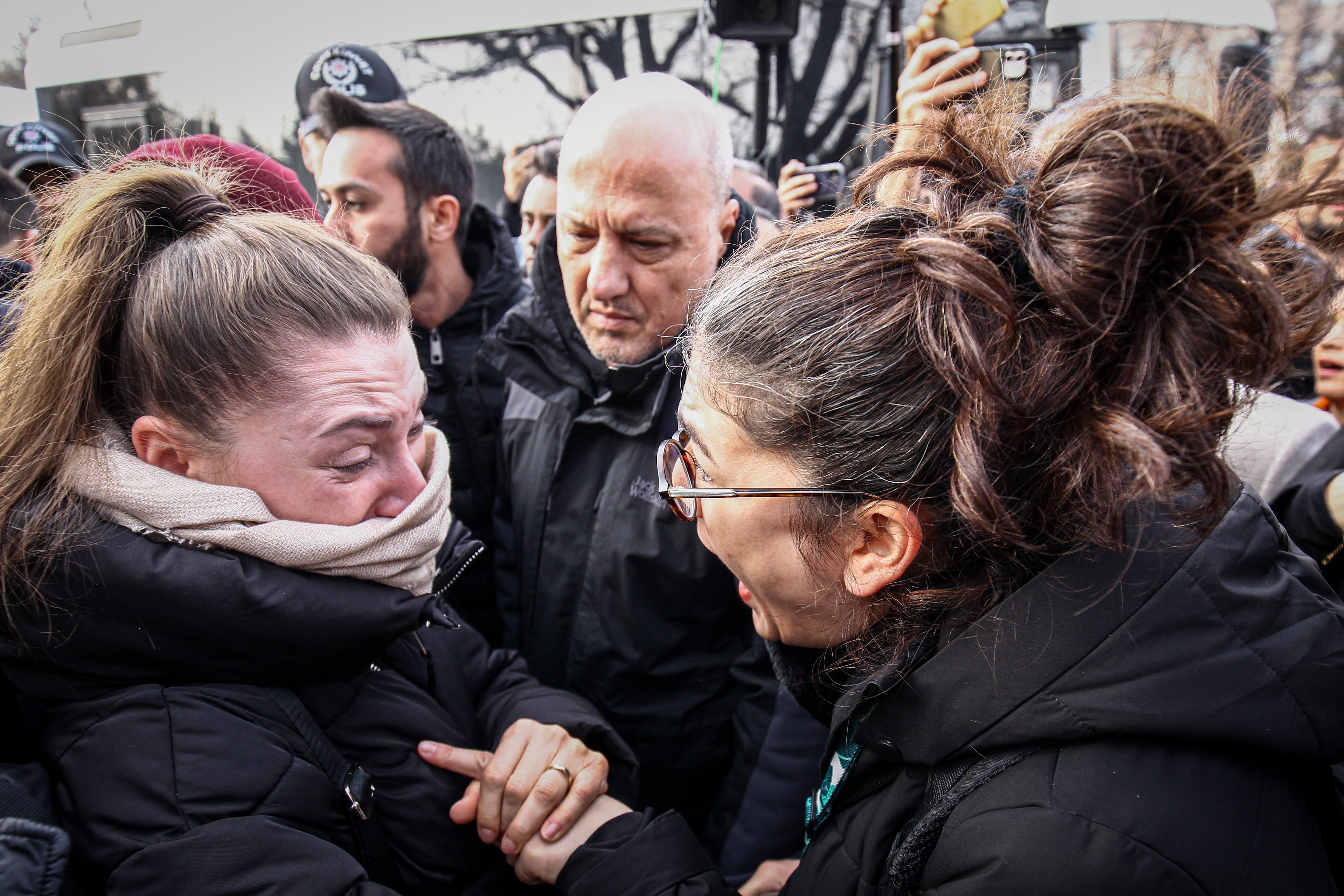 Meclis kapısında adalet arayan ailelerle polis karşı karşıya