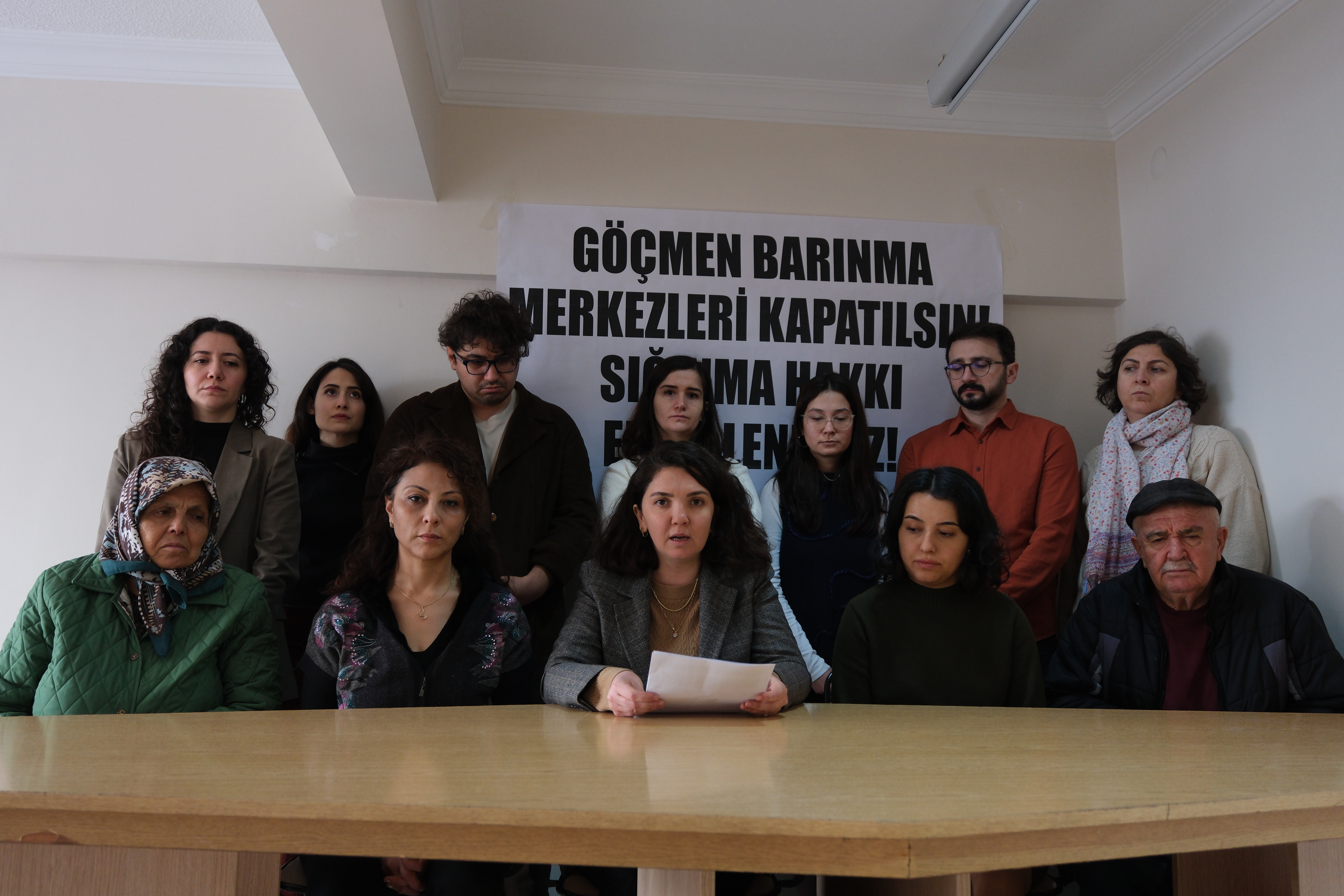 “Hukuki statüsü belirsiz tutulan herkes fiilen tutsak”