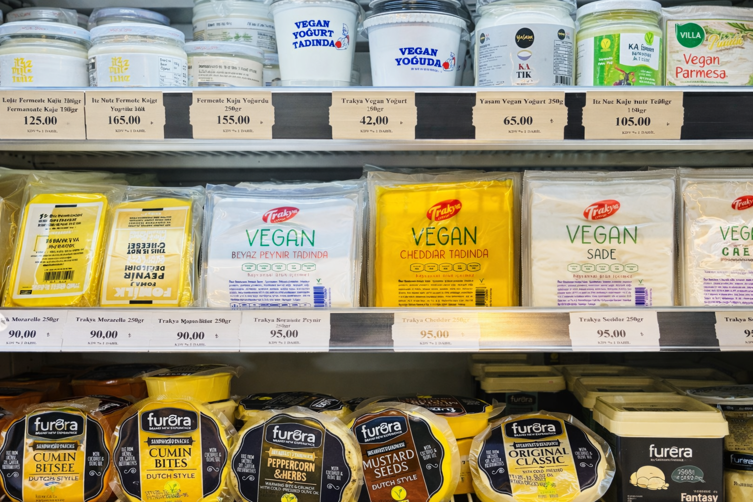 market rafında çeşitli vegan peynir ve ürünler