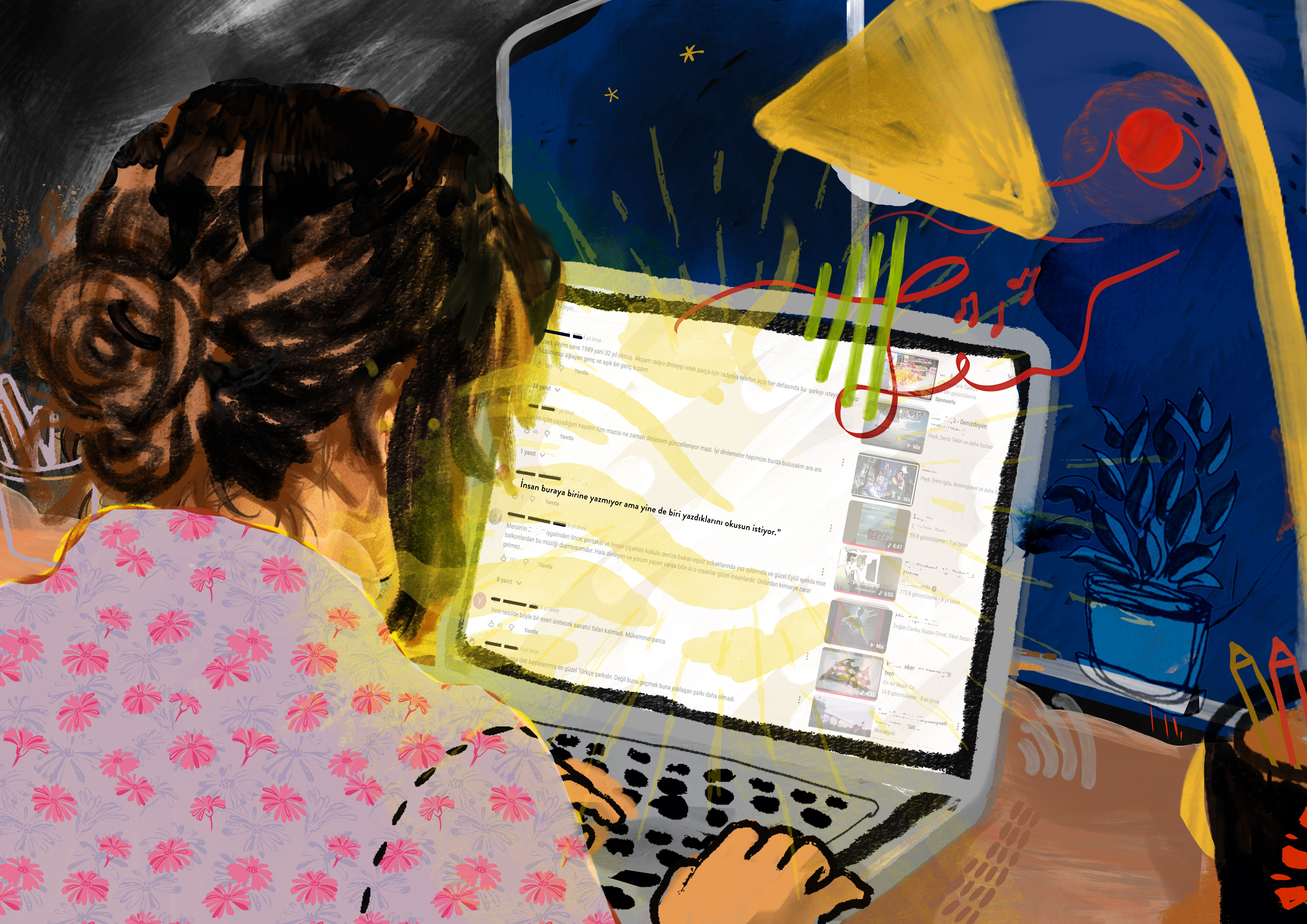 Resimde, sıcak tonlarla boyanmış, illüstrasyon tarzında bir gece çalışma sahnesi var. Ön planda, sırtı bize dönük olan bir kadın bir dizüstü bilgisayara bakıyor. Saçları dağınık bir topuz şeklinde toplanmış, üstünde pembe çiçek desenli bir gömlek bulunuyor. Bilgisayar ekranı parlak bir ışıkla yüzünü ve omuzlarını aydınlatıyor. Ekranda bir video sitesinin arayüzüne benzeyen bir sayfa açık; yazılar, yorumlar ve sağ tarafta küçük video önizlemeleri seçilebiliyor. Kadının iki eli de klavyenin üzerinde, sanki yazı yazıyor ya da bir şeyler inceliyor. Arka planda, gece olduğunu hissettiren koyu lacivert bir duvar, ufak yıldızlar ve kırmızımsı bir ay/gezegen benzeri yuvarlak bir şekil görülüyor. Sağ tarafta, sarı ışık saçan eğimli bir masa lambası var; lambanın ışığı hem kadını hem de bilgisayar ekranını aydınlatıyor. Masanın üzerinde ayrıca bir saksı bitkisi ile renkli kalemler bulunuyor. Genel atmosfer, gece geç saatte çalışan, düşünceli veya odaklı birinin samimi ve sıcak bir çalışma ortamı hissini veriyor.