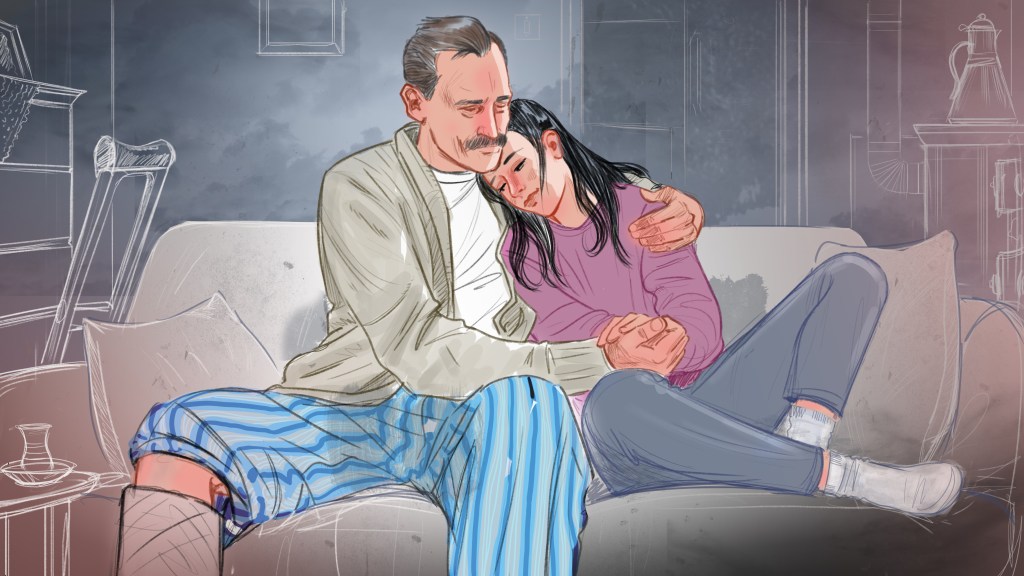 Görsel, duygusal ve sakin bir anı resmediyor. Bir koltukta yan yana oturan orta yaşlı bir adam ile genç bir kadın var. Adam, kadını koruyucu bir şekilde kolunun altına almış; kadın başını onun omzuna yaslamış. İkisi de üzgün ya da yorgun görünüyor—kadının gözleri kapalı, yüzünde hüzünlü bir ifade var. Adamın yüzünde ise düşünceli ve şefkatli bir ifade dikkat çekiyor. Ortam bir oturma odası gibi; arka planda silik çizimlerle mobilyalar ve ev eşyaları tasvir edilmiş. Renkler yumuşak ve biraz soluk, bu da sahnenin duygusal tonunu güçlendiriyor. Adamın üzerinde rahat ev kıyafetleri (çizgili pijama altı ve hırka), kadının üzerinde ise sade bir kazak ve pantolon var. Genel olarak sahne, birinin diğerine destek olduğu, teselli ve yakınlık içeren samimi bir anı anlatıyor.