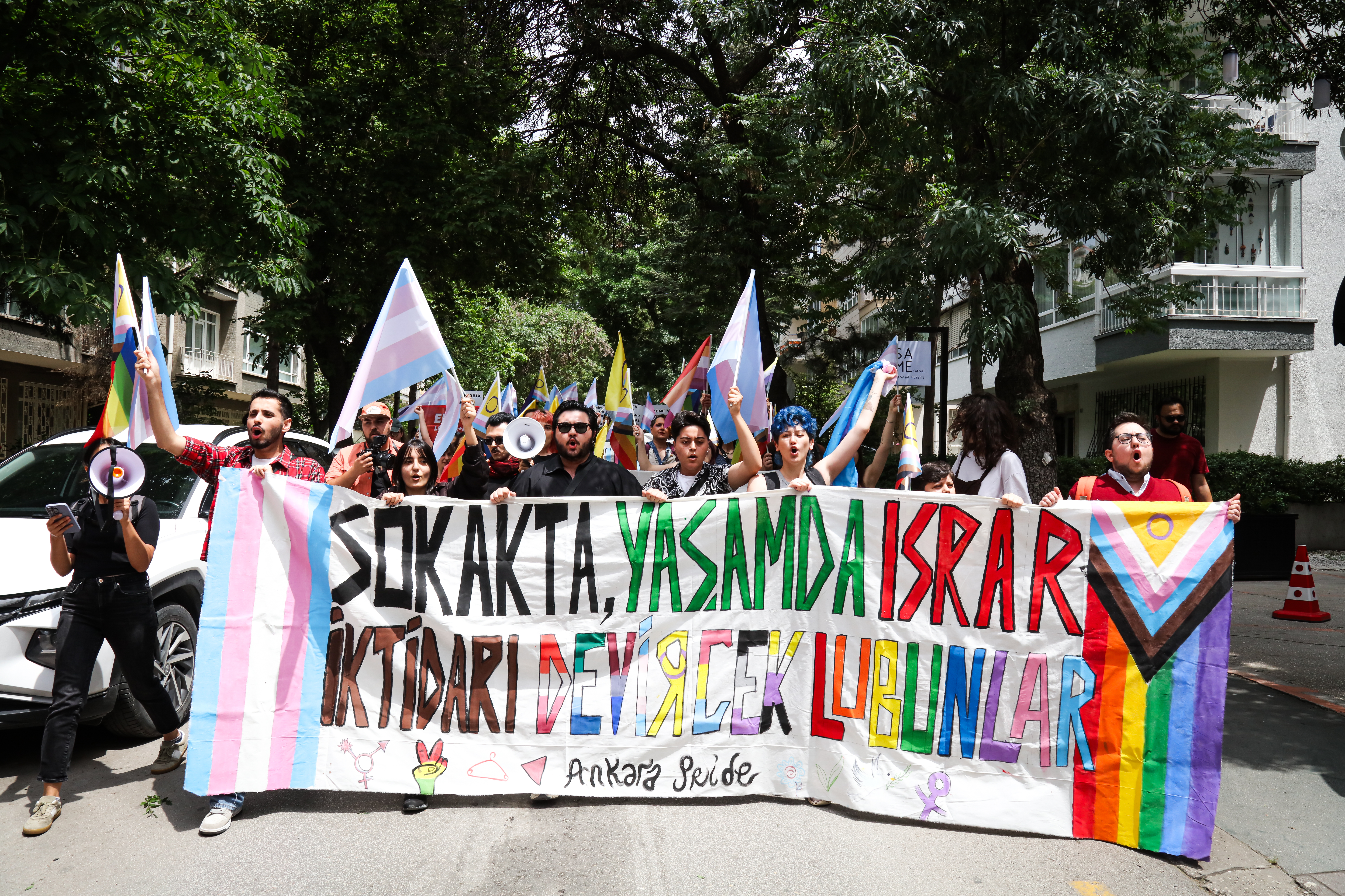 “İktidarı devirecek lubunyalar”