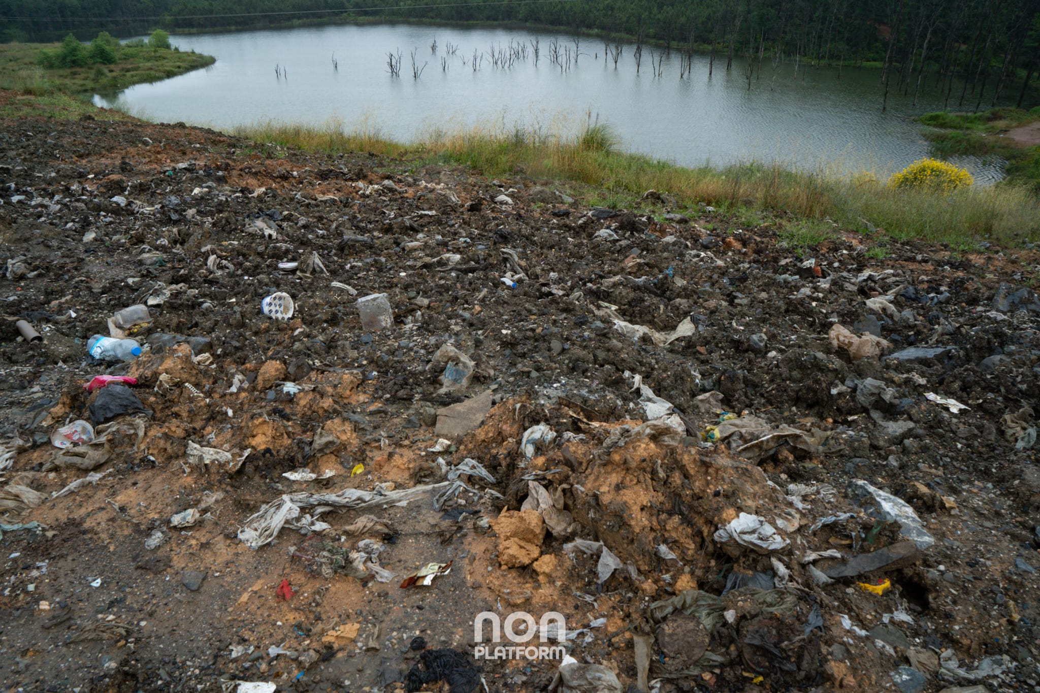 Ömerli Göleti’nin hemen üst kısmına dökülen hafriyat içinde plastik, moloz ve karışık çöp parçaları dikkat çekiyor. Yaşam savunucuları, resmi yanıtta “kazı fazlası malzeme” olarak geçen dökümün sahada çöp niteliğinde atıklar içerdiğini belirtiyor. Ömerli, Çekmeköy