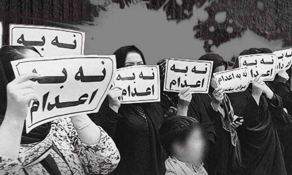 Siyah-beyaz bir fotoğraf. Bir grup kadın yan yana durmuş, ellerinde Farsça yazılı dövizler tutuyor. Dövizlerde “İdama hayır” anlamına gelen “نه به اعدام” yazıyor. Kadınların çoğu koyu renk kıyafetler giymiş; bazı yüzler pankartlarla kapanmış, fotoğraftaki bir çocuğun yüzü de bulanıklaştırılmış. Görsel bir protesto ya da basın açıklaması anını yansıtıyor. Genel atmosfer ciddi ve kararlı; odak noktası idam cezasına karşı çıkış.