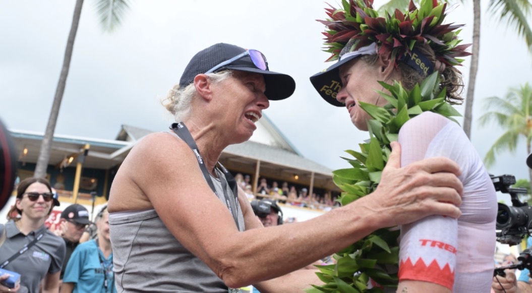 Fotoğraf: Taylor Knibb ve kendisi de Ironman olan annesi birbirlerine bakarak mutluluktan ağlıyorlar. Getty Images for IRONMAN